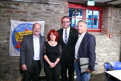im Foto von links nach rechts: VdK-Ortsverbandsvorsitzender Alfred Strauß, Katharina Fischer (Grundsatzreferentin des VdK-Landesverbandes Hessen-Thüringen e.V.), Bürgermeister Christian Herfurth, Ditmar Joest (Geschäftsführer der Kommunalen Wohnungsbauges