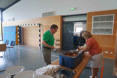 Elke Röth gibt das Essen an unsere Mitglieder aus, stellvertretend ist Eberhard Walter als Empfänger abgelichtet.