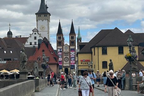 Auf der historischen Br&uuml;cke