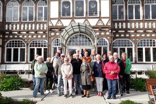 Gruppenbild vor dem Mittelbau des Gradierwerkes.