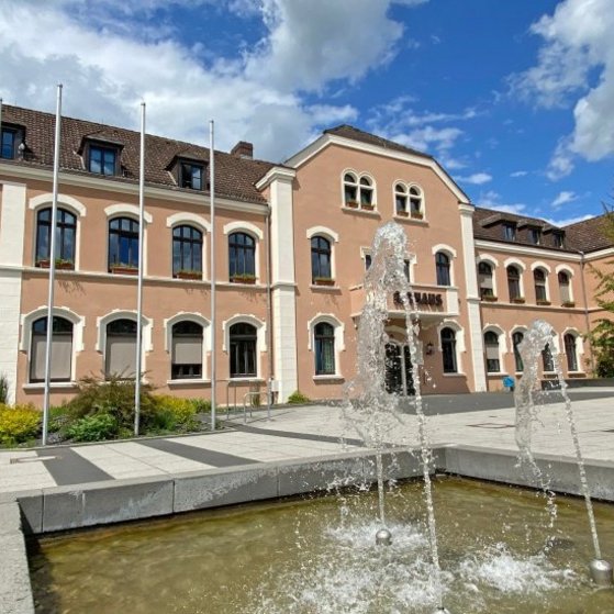 Rathaus Niedernhausen mit Springbrunnen