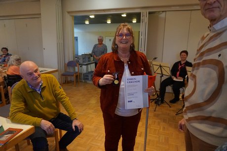 Ehrung Unsere geehrte Kassiererin Andrea Pelk mit ihren Ehrenzeichen, Nadel und Urkunde