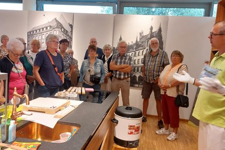 Bei der Gummib&auml;rchen-Gie&szlig;aktion in der Soldan-Erlebniswelt.