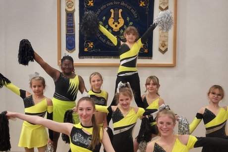 Tanzgruppe Power Kids Kinder von 10 bis 15 Jahren in ihren Tanzkleidern