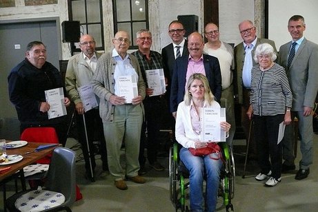 Die geehrten Mitglieder sowie die Ehrengäste Bürgermeister Christian Herfurth (Mitte hinten), Landrat Frank Kilian (rechts), Stadtverordnetenvorsteher Thomas Zarda (neben Landrat Kilian), stellvertretender VdK-Ortsverbandsvorsitzender Stefan Reifenberger