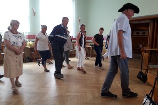 Eine Line-Dance-Gruppe beim Tanzen.