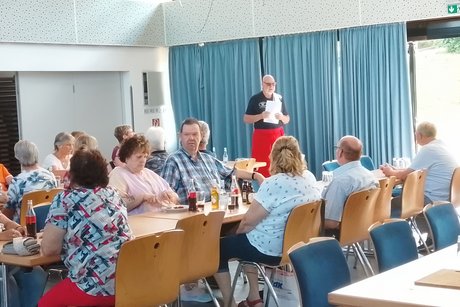 Der stellvertretende OV-Vorsitzende, Klaus Schermuly, informierte die G&auml;ste &uuml;ber Neuigkeiten aus OV und KV