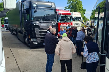 Tagesfahrt nach Lorsch...Fr&uuml;hst&uuml;ck am Bus