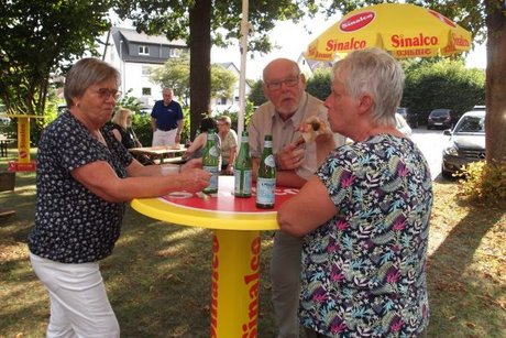 Ein "Sommerfest-Plausch" bei Sommerwetter