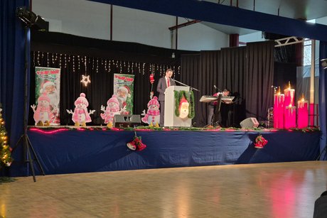 Ein Mann lie&szlig;t die Er&ouml;ffnungsrede zur Veranstaltung vor.