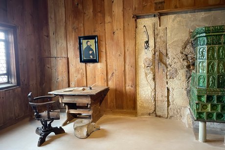 Luther bewohnte diese Stube mit einer angegliederten Schlafkammer während seines Wartburgaufenthalts 1521/22. Noch im 16. Jahrhundert wurde der Raum zum Pilgerziel; bis heute ist er ein wichtiger Erinnerungsort für Gläubige aus aller Welt.