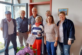 Ortsverbandsvorstand Bersrod (Hans-Joachim Hofmann, Dirk Frey, Otto Becker, die Jubilarin Hiltrud Hainbach, Ulrike Becker, Carola Nürnberger und Irina Schweizer. Es fehlt Agnes Otto)