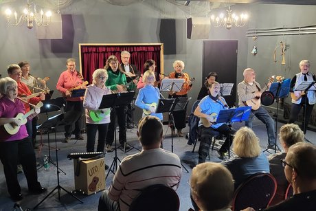 Musikalische Unterhaltung mit dem Suhler Ukuleleorchester Musikalische Unterhaltung mit dem Suhler Ukuleleorchester