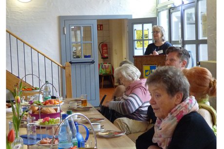 christine pfeiffer steht am podest und berichtet aus dem vdk