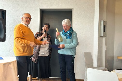 Das Bild zeigt: Von Links: Bezirksvorsitzender Helmut Schwoll, Kreisvorsitzende Anita Poschmann, Kreiskassenf&uuml;hrerin Margareta Heinemann