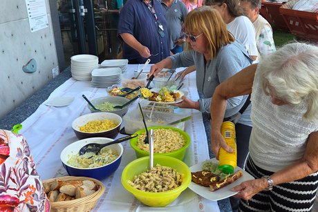 75 Jahrfeier des VDK OV-Mörfelden Das Salatbuffet erfreut sich großer Beliebtheit