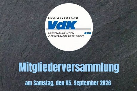 Das Bild zeigt als Hintergrund eine Schiefertafel, im Vordergrund das VdK Wappen des Ortsvereins Riebelsdorf, mit dem Zusatztext "Hinweis auf die Veranstaltung!