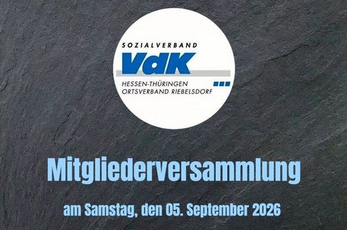 Das Bild zeigt als Hintergrund eine Schiefertafel, im Vordergrund das VdK Wappen des Ortsvereins Riebelsdorf, mit dem Zusatztext "Hinweis auf die Veranstaltung!