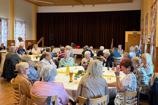 Saal mit G&auml;sten