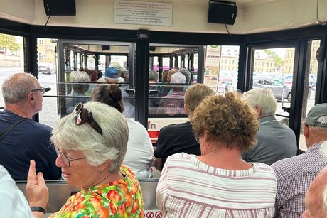 Mitglieder im City Train w&auml;hrend der Stadrundfahrt