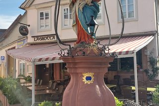 Bild von: "Unsere Madonna" wird die Marienstatue im blauroten Gewand auf dem ehemaligen Marktplatz "Am Plan" liebevoll genannt. Sie gilt als Schutzherrin von Hochheim.