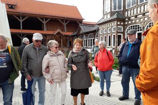 Die Besucher stehen im Gradierwerk und hören den Erläuterungen der Stadtführerin zu.