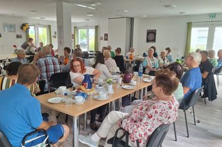 Blick auf die Mitglieder im Saal