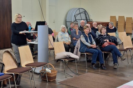 Infoveranstaltung 2 Frau Finkbeiner-Schmidt (l.) während des Vortrags