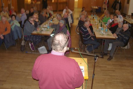 Das Publikum hörte interessiert seinem Bericht zu