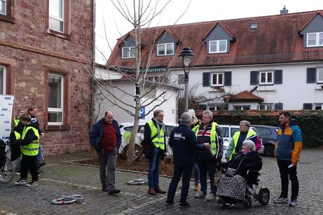 mehrere Teilnehmende sowie eine Rollstuhlfahrerin im Schulg&auml;&szlig;chen