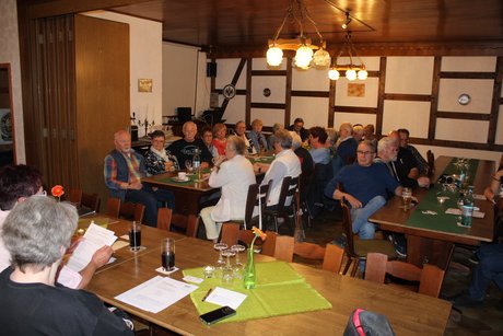 Die Mitglieder h&ouml;ren dem Vorstand aufmerksam zu