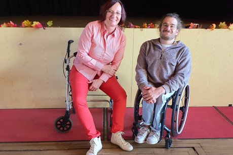 B&uuml;rgermeisterin Dr. Isabell Tammer und Rollstuhlass Christopher Huber