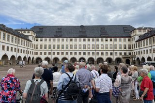 Der riesige Innenhof des Schlosses Friedenstein