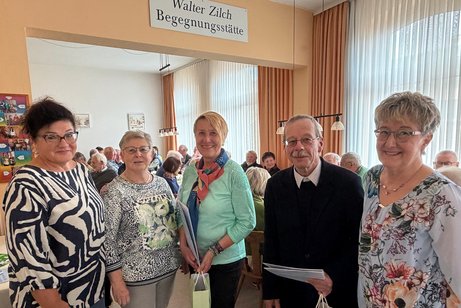 Ehrung durch die Vorsitzende des Ortsverbandes Bad Hersfeld Ruth Deiseroth (rechts)und (von links), die stellvertretende Vorsitzende des Ortsverbandes Silvana Taliadoros sowie die Kreisvorsitzende Karin Hubenthal. Geehrt wurden Roswitha Muth (Mitte) und Holger Gluth (2.von rechts) f&uuml;r 25 Jahre Mitgliedschaft.