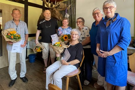 Für 25 Jahre wurden geehrt: von links, Armin Liebetrau, Richard Ries, Renate Wugeditsch, Elsbeth Groll, sitzend Gerda Liebetrau. Rechts Hiltrud Korb vom Kreisverband und Gabriele Weber vom OV Michelstadt.