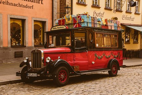 Weihnachtlicher Oldtimerbus in einer Altstadt