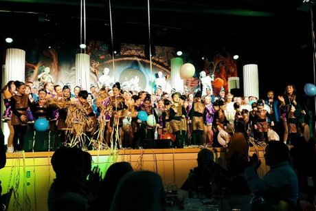 Die Abschlussparade - alle Schwefelhölzer auf der Bühne