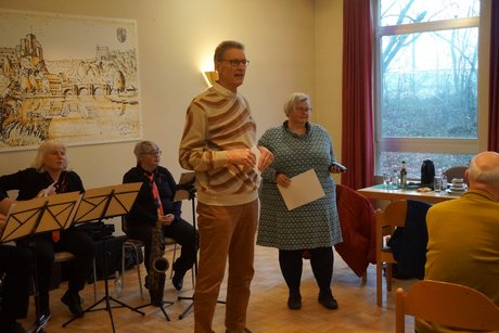 Weihnachtsfeier 2025 Unser Vorsitzender und die Ehrenamtskoordinatorin des VdK Bezirksverbandes Wiesbaden, Frau Petra Wagner, begrüßen die Anwesenden.