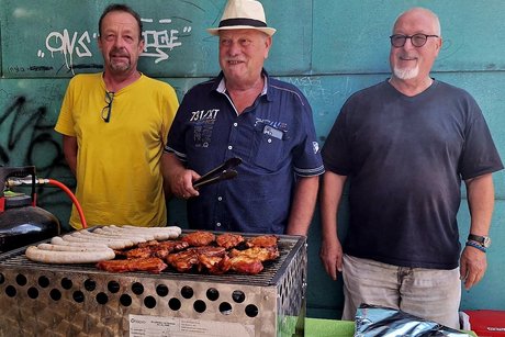 Drei M&auml;nner hinter einem Gasgrill