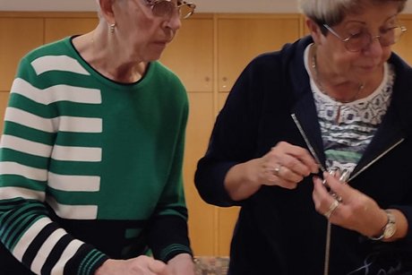 Mitglieder beim Basteln