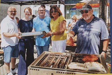Von rechts nach links: Michael Rusche (Grillmeister), Uschi Vogt (stellvertretende Vorsitzende), Michael Koshold-Gerich (Vorsitzender), Dr. Patricia Becher (Dezernentin f&uuml;r Soziales, Bildung und Wohnen) sowie Jimmy Cela (Finanzen).