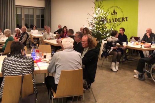 Im festlich dekorierten Gr&uuml;nen Raum genossen die VdK Mitglieder die weihnachtliche Atmosph&auml;re.