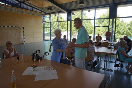 Unser Mitglied Helga Brandes wird von Harald Machoi für 40 Jahre im VdK geehrt. Urkunde, Nadel und Gutschein werden überreicht.