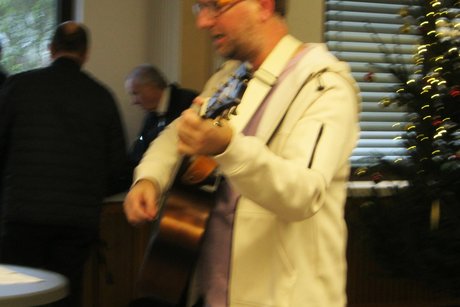 Pfarrer Cremers Gitarrenspiel