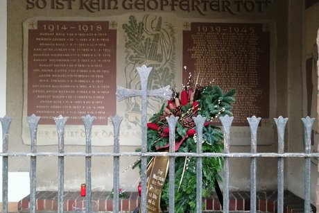 Gedenktafel auf dem Nieder-Rosbacher Friedhof