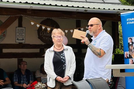 Zwei Menschen am Mikrofon.