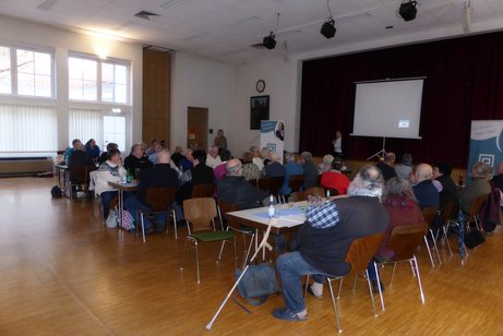 Mitglieder, Freunde und G&auml;ste konzentriert beim Zuh&ouml;ren