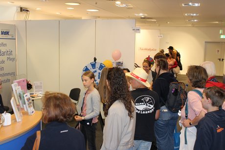 Infostand jugendliche Besucher