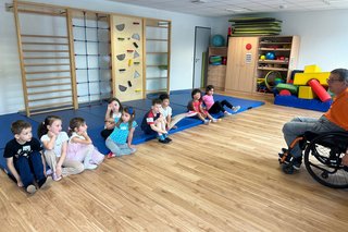 Das Bild zeigt Klaus Günther der die Kinder nach dem sie alle Stationen durchlaufen haben nach ihren Erfahrungen.