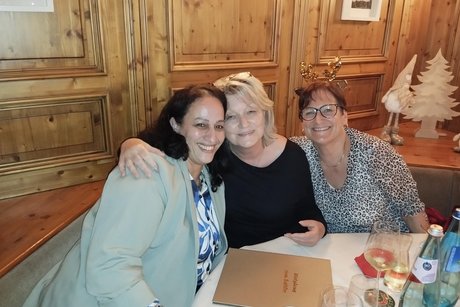 Von links, Laila Lassal stellvertretende Vorsitzende zusammen mit den Frauen von Frederick Krahn und Sandro Scarabaccio